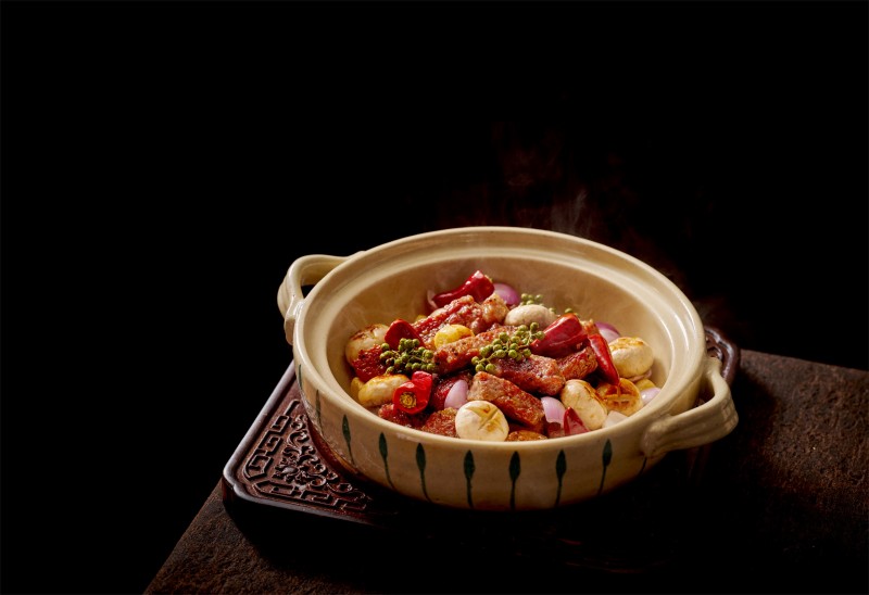 砂锅口蘑焗牛肉粒