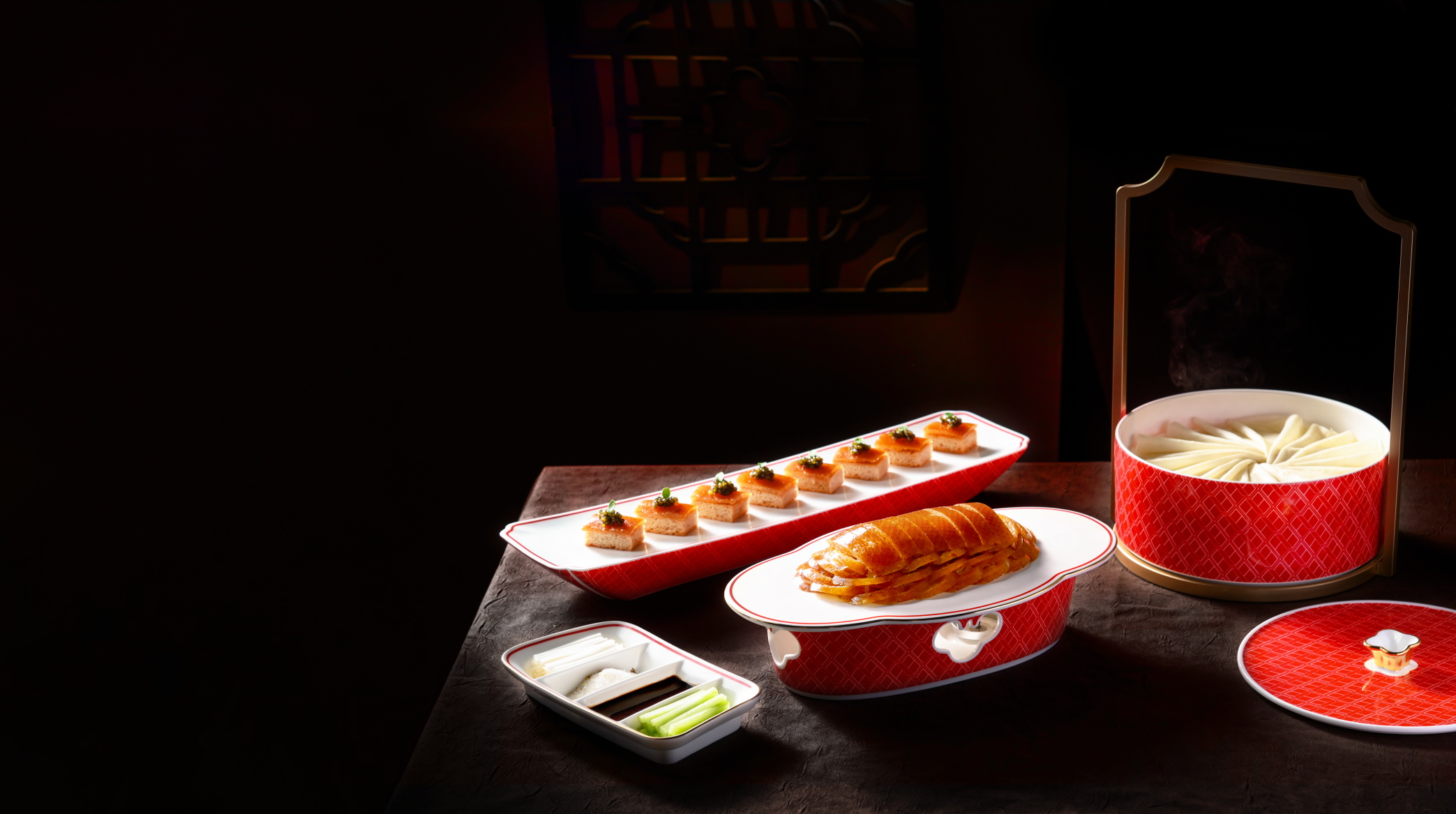 招牌酥香烤鸭配鱼籽酱