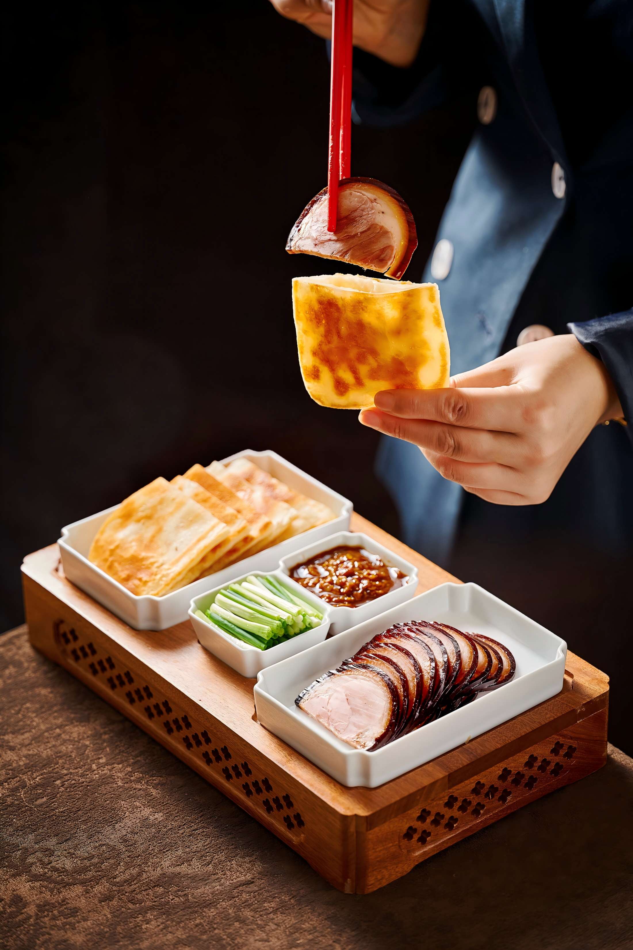 酱卤肘子配口袋饼